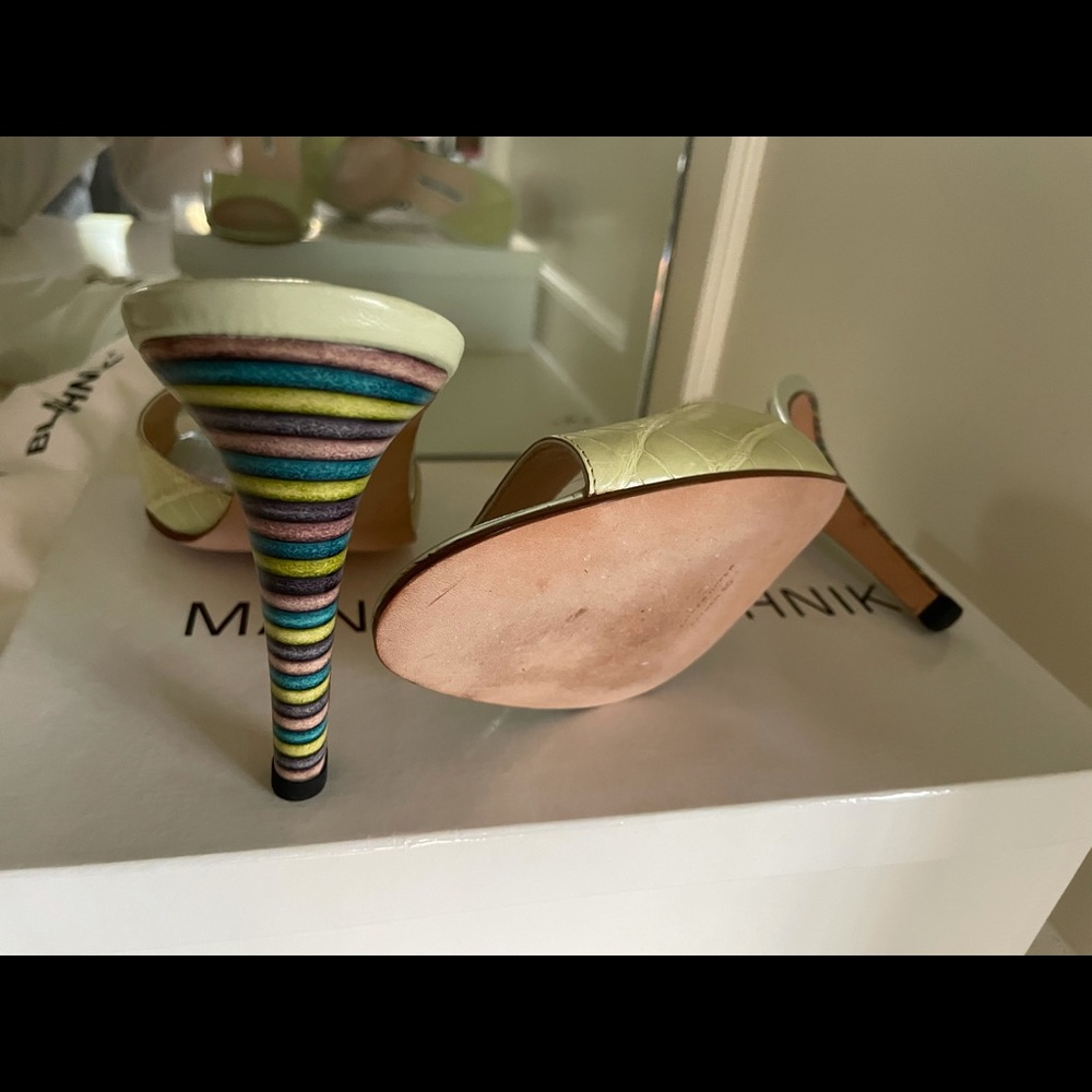 Manolo Blahnik lime crocodile mules w stripe heel - Picture 3 of 8